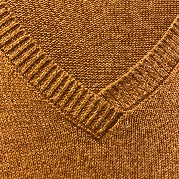 Tahari Tunic V-Neck Hi-Lo Sweater with Beautiful Tortoiseshell Button Accents - Picture 6 of 9